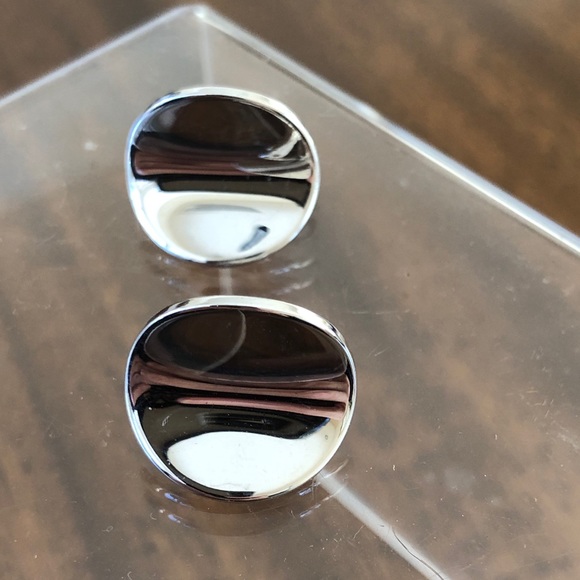 Vintage Avon curved disc pierced earrings silver tone - Picture 2 of 16